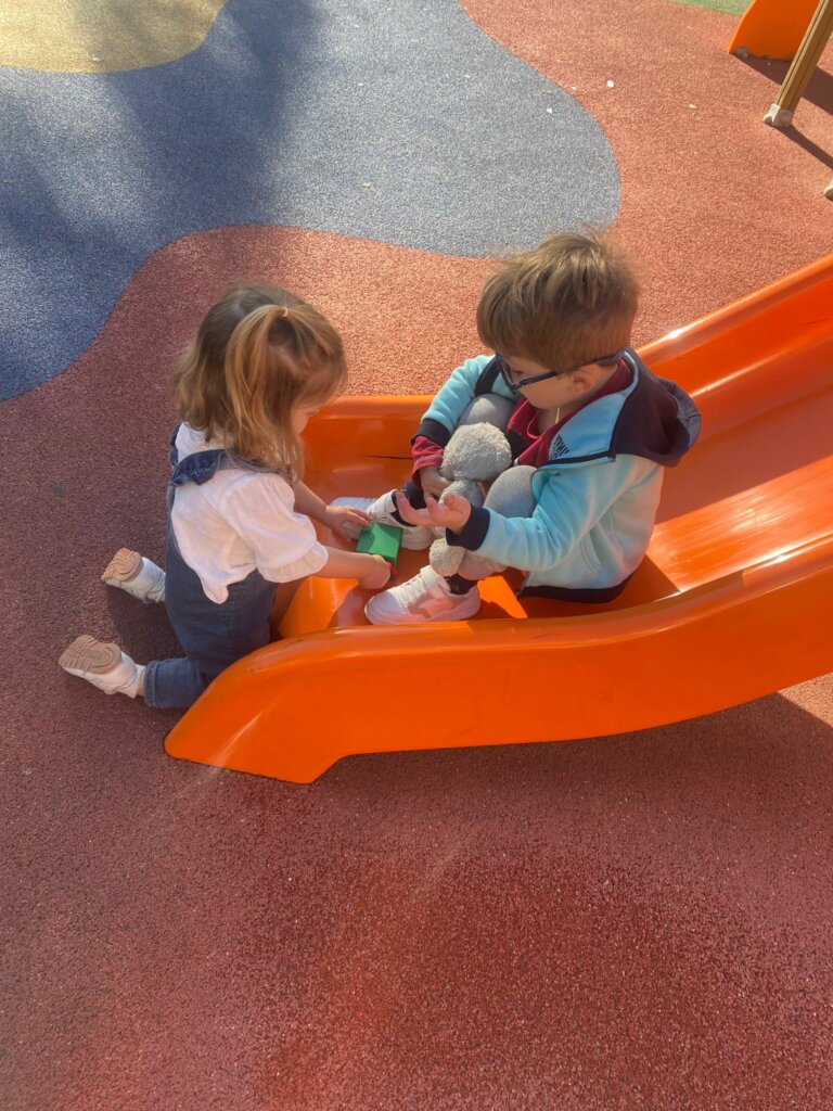 Niños disfrutando de actividades inclusivas en el campamento de Centro Cometea