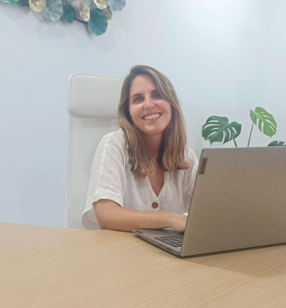 Profesional realizando una evaluación diagnóstica con materiales estandarizados